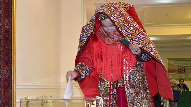 Женщина голосует на выборах президента Туркмении, Ашхабад