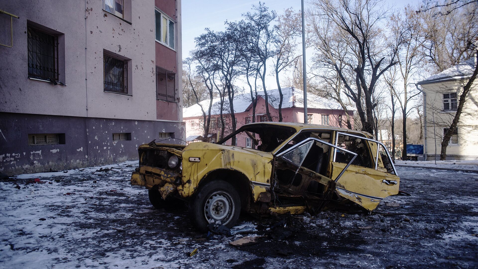 Автомобиль, поврежденный в результате обстрелов, в Киевском районе Донецка - РИА Новости, 1920, 17.10.2022