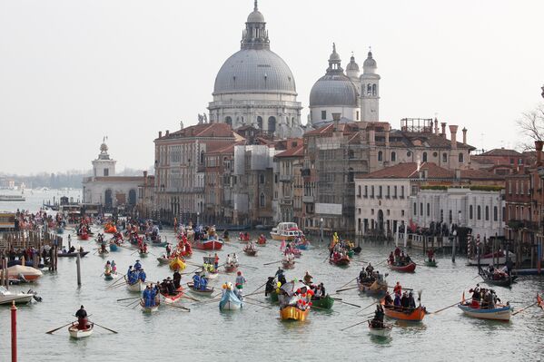 Украшенные лодки плывут по Гранд-каналу во время Венецианского карнавала
