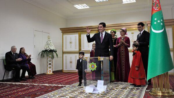 Действующий глава Туркмении Гурбангулы Бердымухамедов на избирательном участке в Ашхабаде. 12 февраля 2017