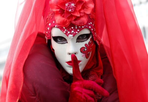 Человек в маске во время Венецианского карнавала