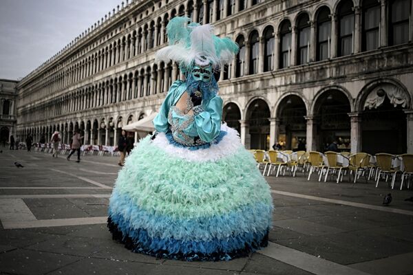 Человек в маске во время Венецианского карнавала