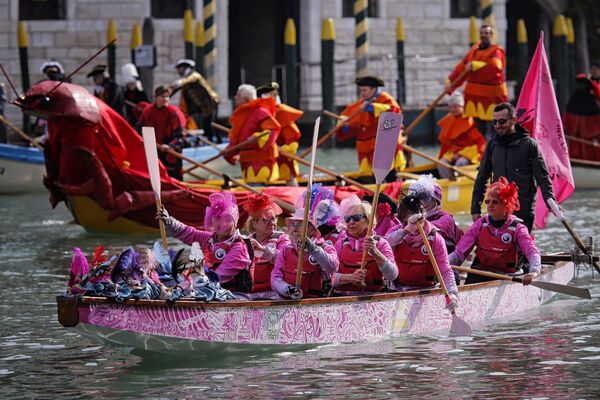 Участники костюмированного водного парада на Гранд-канале во время Венецианского карнавала