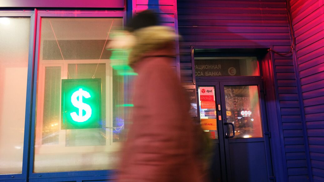 © РИА Новости / Наталья СеливерстоваПерейти в медиабанк<br>Табло со знаком доллара в витрине операционной кассы банка