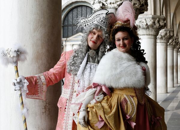 Люди в костюмах во время Венецианского карнавала