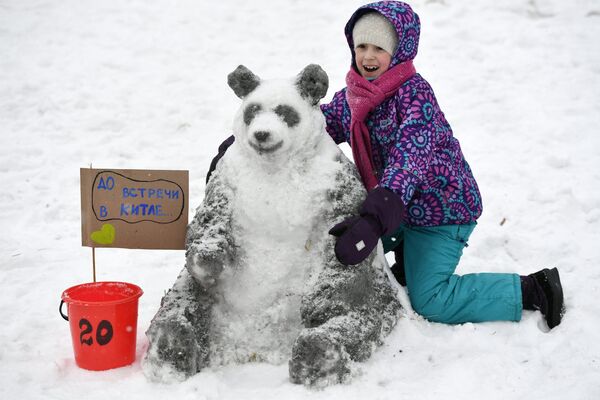 Девочка у снежной фигуры на Арт-битве Снеговиков в Московском Дворце пионеров на Воробьевых горах