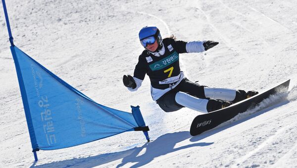 Алена Заварзина во время соревнований по параллельному гигантскому слалому на этапе кубка мира по сноуборду в Пхенчхане. 12 февраля 2017