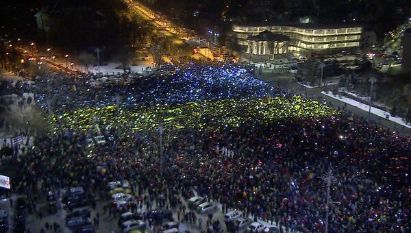 Протестующие в Бухаресте составили из бумажных листов гигантский флаг Румынии