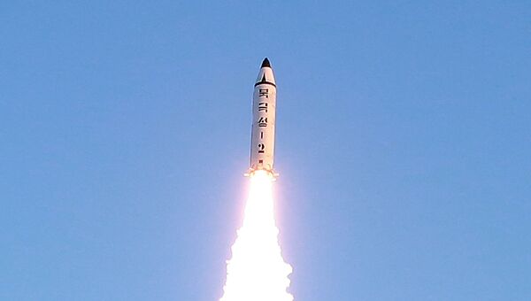 Испытания баллистической ракеты Пуккыксон-2 (Полярная звезда-2) среднего радиуса действия в Северной Корее. Архивное фото