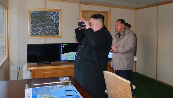 Ким Чен Ын наблюдает за испытаниями баллистической ракеты Пуккыксон-2 (Полярная звезда-2) среднего радиуса действия. 12 февраля 2017