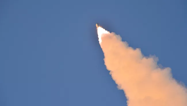 Испытания баллистической ракеты Пуккыксон-2 (Полярная звезда-2) среднего радиуса действия в Северной Корее