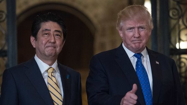 Президент США Дональд Трамп и премьер-министр Японии Синдзо Абэ. Архивное фото