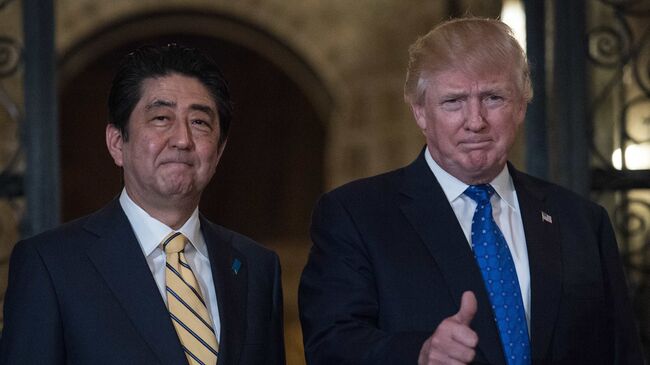 Президент США Дональд Трамп и премьер-министр Японии Синдзо Абэ. Архивное фото