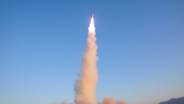 Запуск баллистической ракеты Пуккыксон-2 (Полярная звезда-2) среднего радиуса действия в Северной Корее. Архивное фото