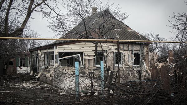 Разрушенный в результате обстрелов дом в поселке Чернухино Луганской области. Архивное фото
