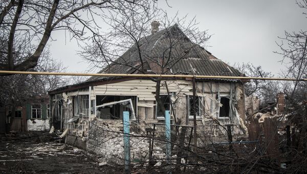 Разрушенный в результате обстрелов дом в поселке Чернухино Луганской области. Архивное фото