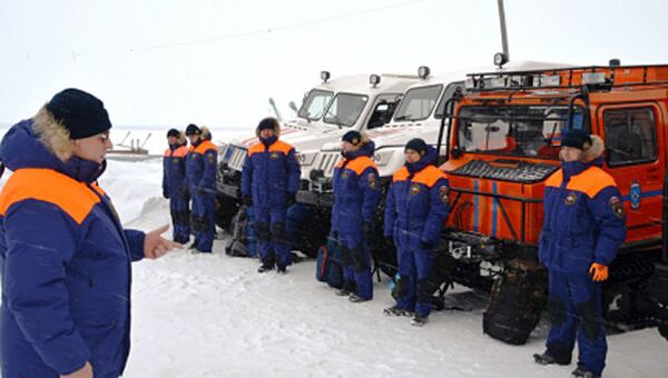 Сотрудники МЧС на месте падения вертолета Robinson R-66 в Турочакском районе республики Алтай на озере Телецкое
