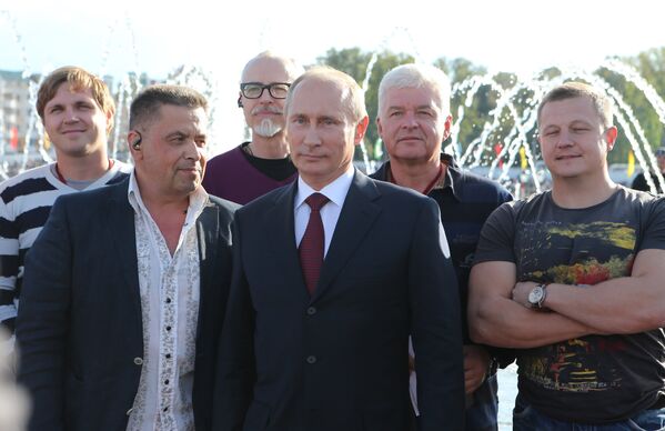 Президент России Владимир Путин и солист группы Любэ Николай Расторгуев на шествии Все мы – Россия в Саранске