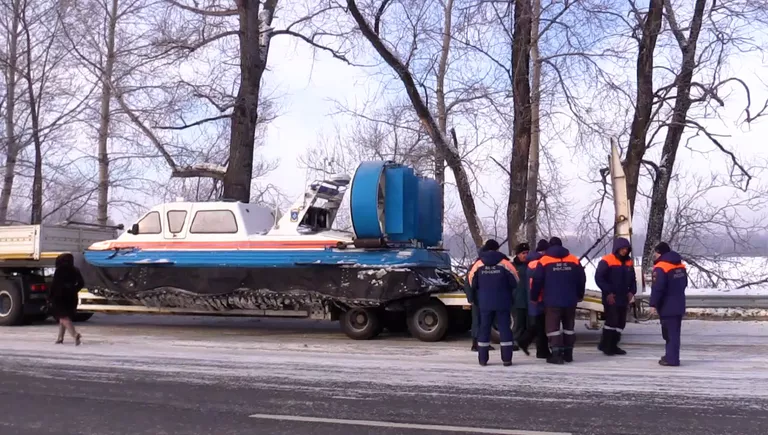 Сотрудники МЧС в районе места падения вертолета Robinson R-66 в Турочакском районе республики Алтай на озере Телецкое Сотрудники МЧС в районе места падения вертолета Robinson R-66 в Турочакском районе республики Алтай на озере Телецкое