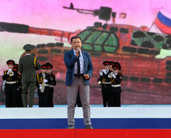 Солист группы Любэ Николай Расторгуев во время выступления на концерте на Красной площади в Москве