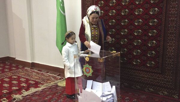 Голосование во время президентских выборов на избирательном участке в Ашхабаде, Туркменистан