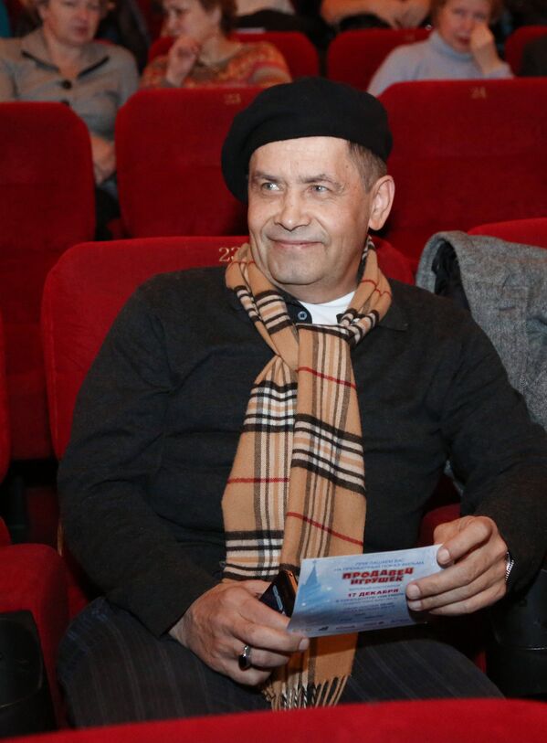 Солист группы Любэ Николай Расторгуев в кинотеатре Октябрь