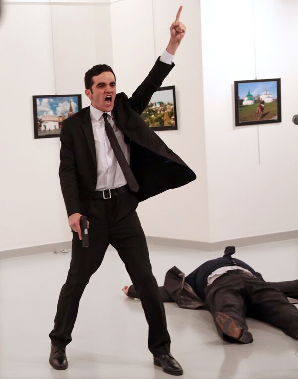 Убийство в Турции фотографа Burhan Ozbilici занявшего первое место в категории Горячие новости в фотоконкурсе World Press Photo