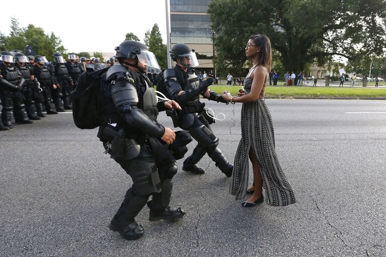 Taking a Stand in Baton Rouge фотографа Jonathan Bachman занявшего первое место в категории Проблемы современности в фотоконкурсе World Press Photo