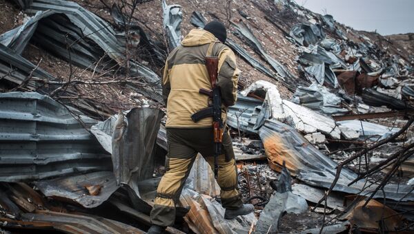Ополченец ДНР на территории уничтоженного склада боеприпасов украинских силовиков
