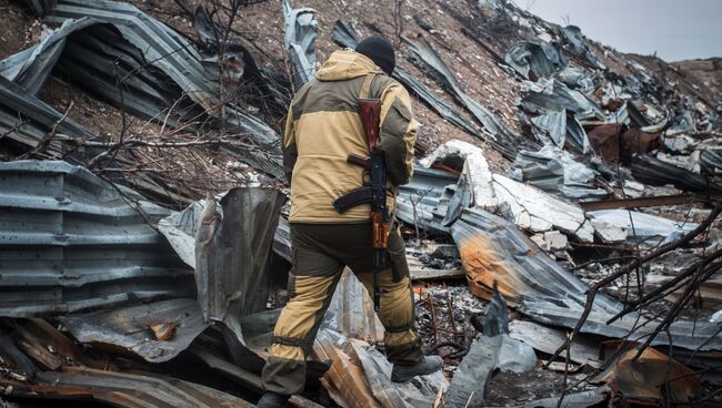 Ополченец ДНР на территории уничтоженного склада боеприпасов украинских силовиков. Архивное фото