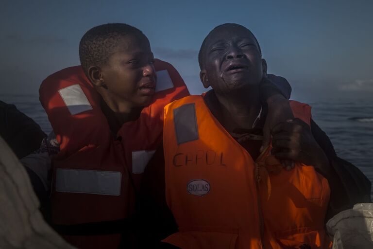 Left Alone фотография Santi Palacios занявшая второе место в категории События в фотоконкурсе World Press Photo