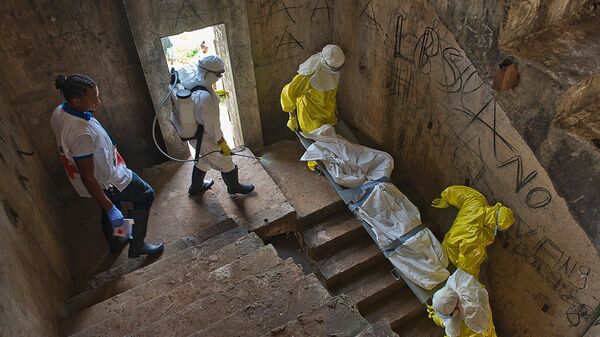Медики транспортируют тело жертвы лихорадки Эбола