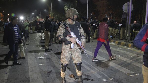 Военный на месте взрыва в пакистанском городе Лахор. 13 февраля 2017