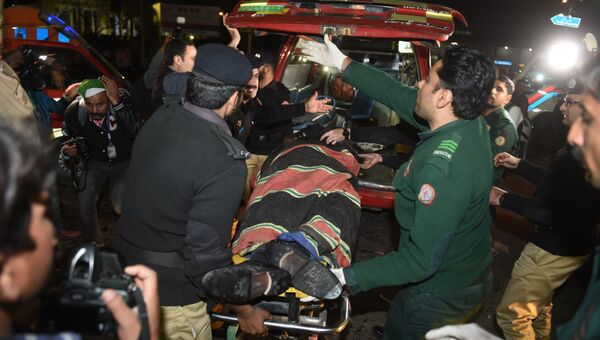 Место взрыва в пакистанском городе Лахор. 13 февраля 2017