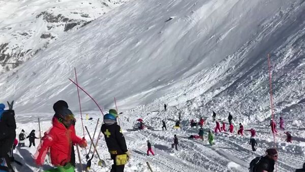 Cпасатели на месте схода лавины на горнолыжном курорте Тинь во Франции. 13 февраля 2017