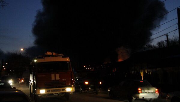На месте пожара на складских помещениях рядом с железнодорожным вокзалом в Симферополе