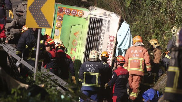 Спасатели на месте опрокидывания экскурсионного автобуса на острове Тайвань. 13 февраля 2017