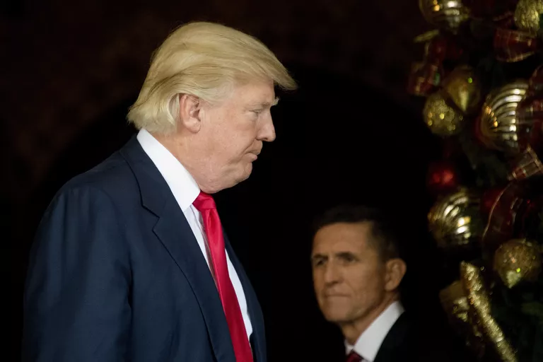 Президент США Дональд Трамп с советником по национальной безопасности генерал-лейтенантом Майклом Флинном, 2016 Президент США Дональд Трамп с советником по национальной безопасности генерал-лейтенантом Майклом Флинном, 2016
