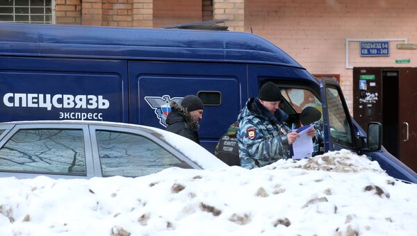 Сотрудники полиции на улице Римского-Корсакова в Москве, где произошло нападение троих грабителей на инкассаторов. 14 февраля 2017