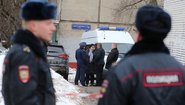 Сотрудники полиции на улице Римского-Корсакова в Москве, где произошло нападение троих грабителей на инкассаторов. 14 февраля 2017