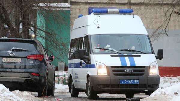 Полицейский автомобиль на улице Римского-Корсакова в Москве, где произошло нападение троих грабителей на инкассаторов
