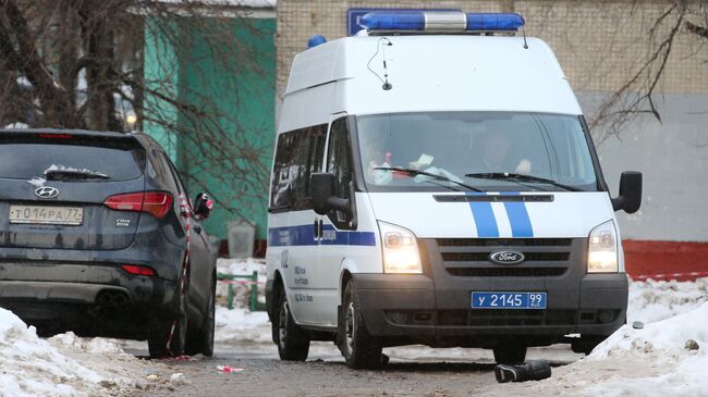 Полицейский автомобиль на улице Римского-Корсакова в Москве, где произошло нападение троих грабителей на инкассаторов