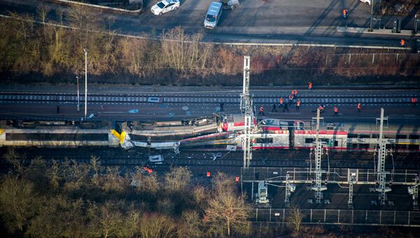 Спасатели на месте столкновения поездов в Люксембурге. 14 февраля 2017