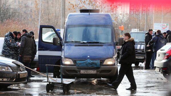 Сотрудники полиции на улице Римского-Корсакова в Москве, где произошло нападение троих грабителей на инкассаторов