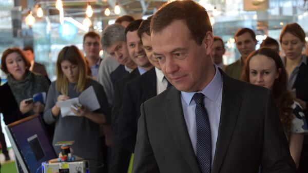Председатель правительства РФ Дмитрий Медведев во время осмотра инновационных разработок, в ходе посещения центра Сколково. 14 февраля 2017
