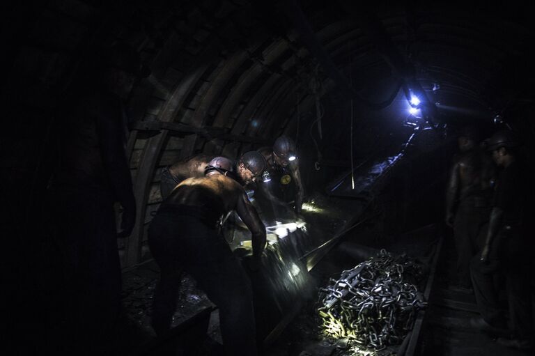 Шахтеры в штольне на шахте Заря в городе Снежное Донецкой области