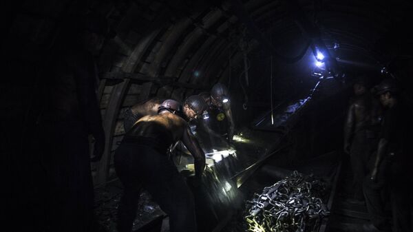 Шахтеры в штольне на шахте в Донецкой области
