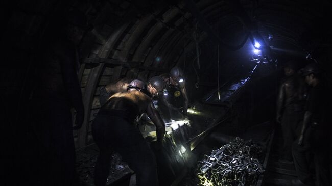 Шахтеры на шахте в Донецкой области. Архивное фото