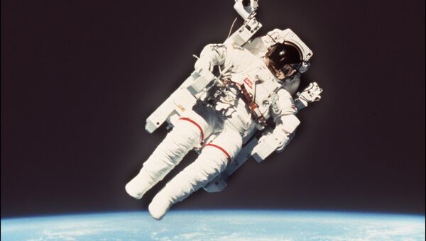 Астронавт Брюс Маккэндлесс в открытом космосе. Архивное фото