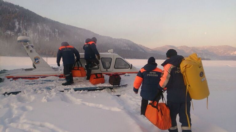 Поиски вертолета Робинсон, потерпевшего крушение и упавшего в Телецкое озеро (Республика Алтай) Поиски вертолета Робинсон, потерпевшего крушение и упавшего в Телецкое озеро (Республика Алтай)